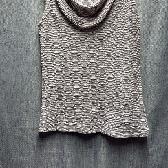 Deletta Textured Gray and Cream sleeveless blouse size medium - Picture 5 of 9
